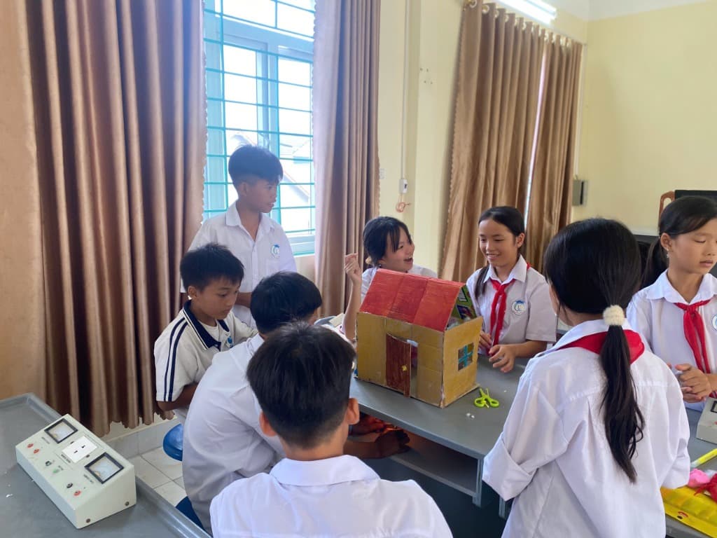 Sôi nổi tiết học STEM Khoa học tự nhiên 7: Chế tạo mô hình nhà cách âm