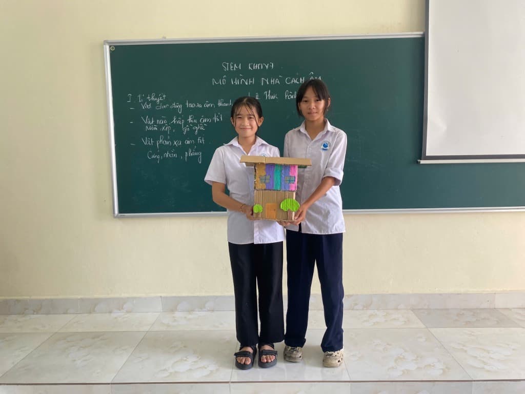 Hai học sinh nữ giới thiệu sản phẩm