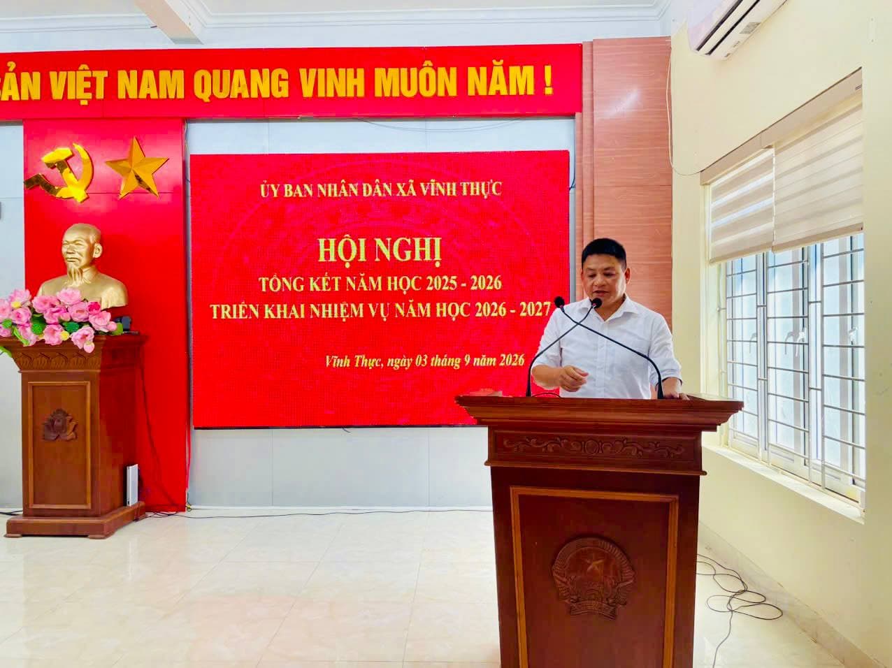 Đại biểu và cán bộ giáo viên tham dự hội nghị tại Nhà văn hóa xã Vĩnh Thực