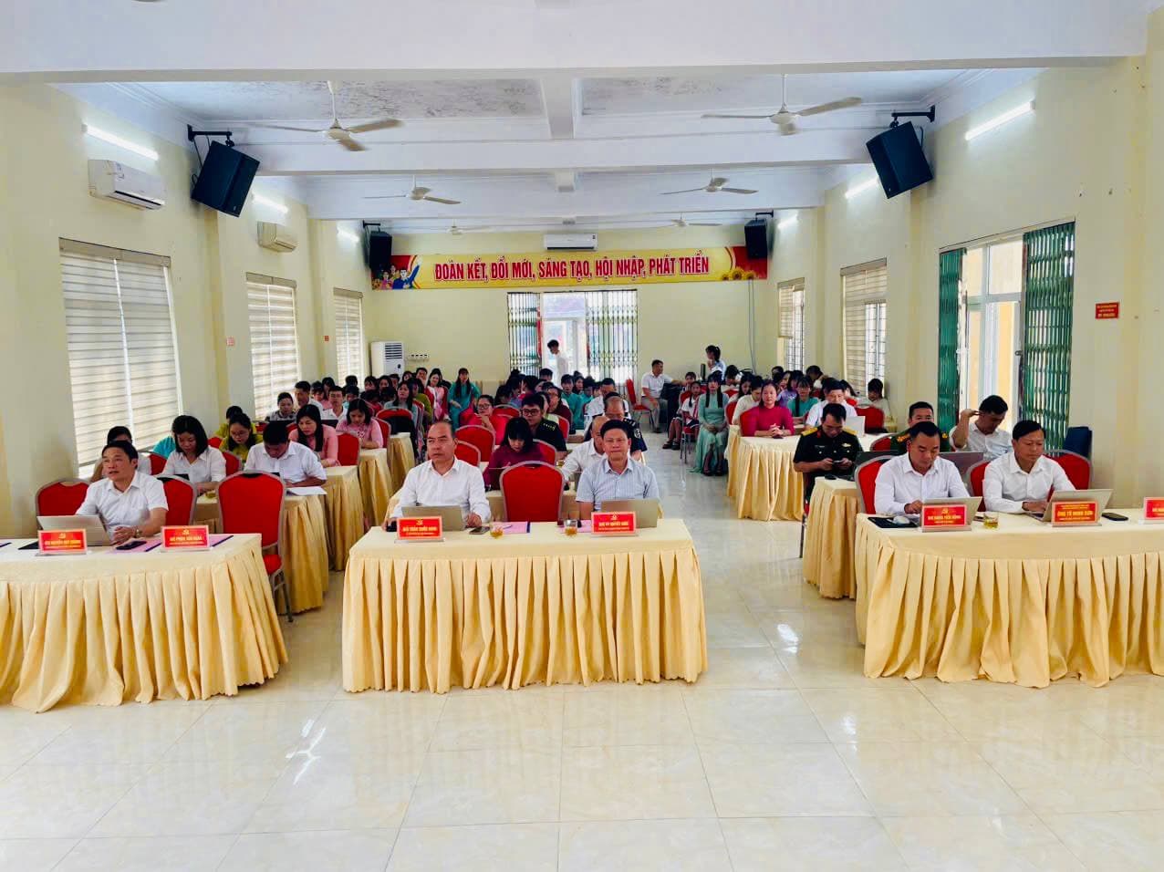 Toàn cảnh đại biểu dự hội nghị tổng kết năm học tại Nhà văn hóa xã Vĩnh Thực