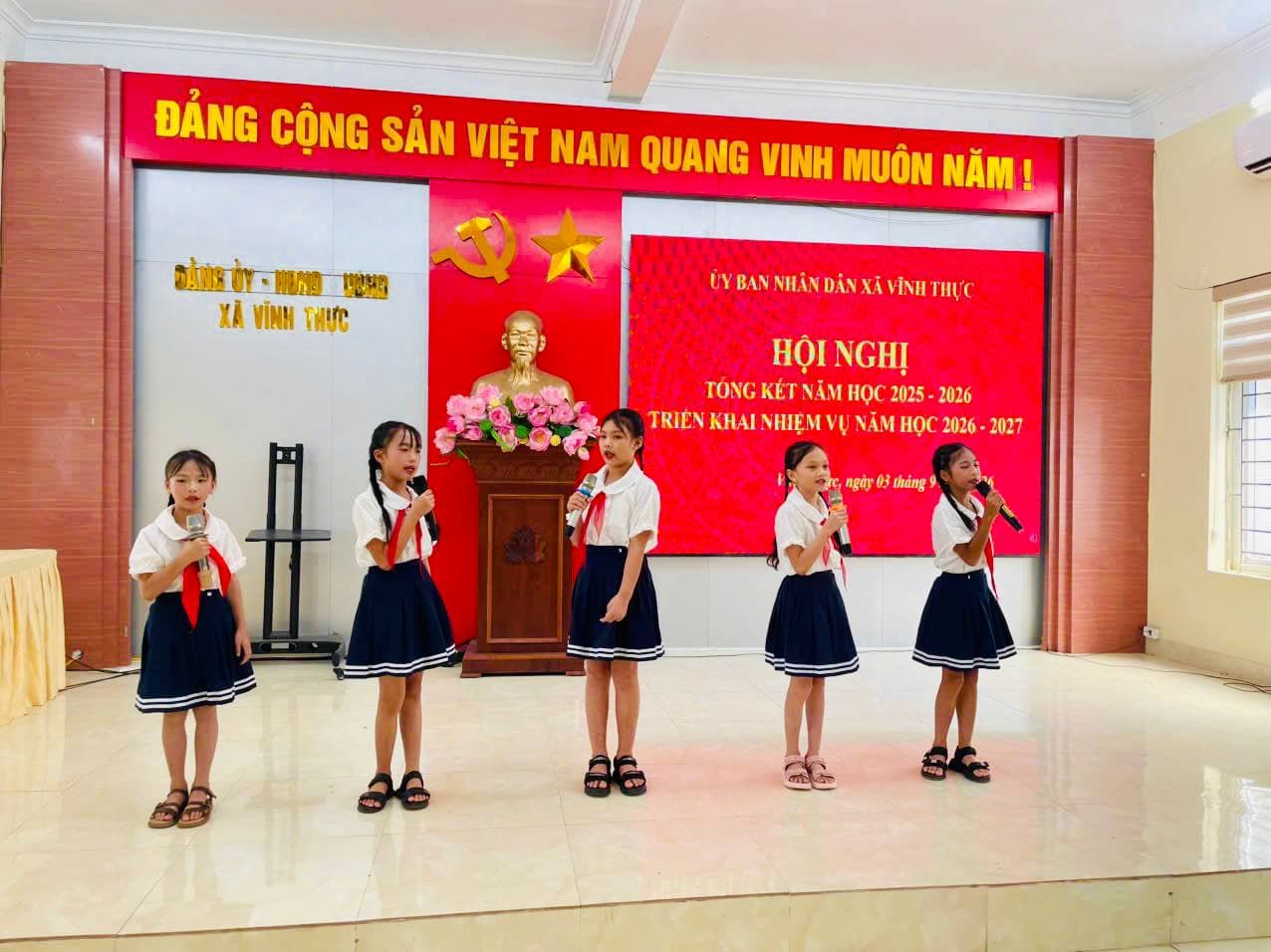 Tốp ca học sinh biểu diễn văn nghệ chào mừng hội nghị