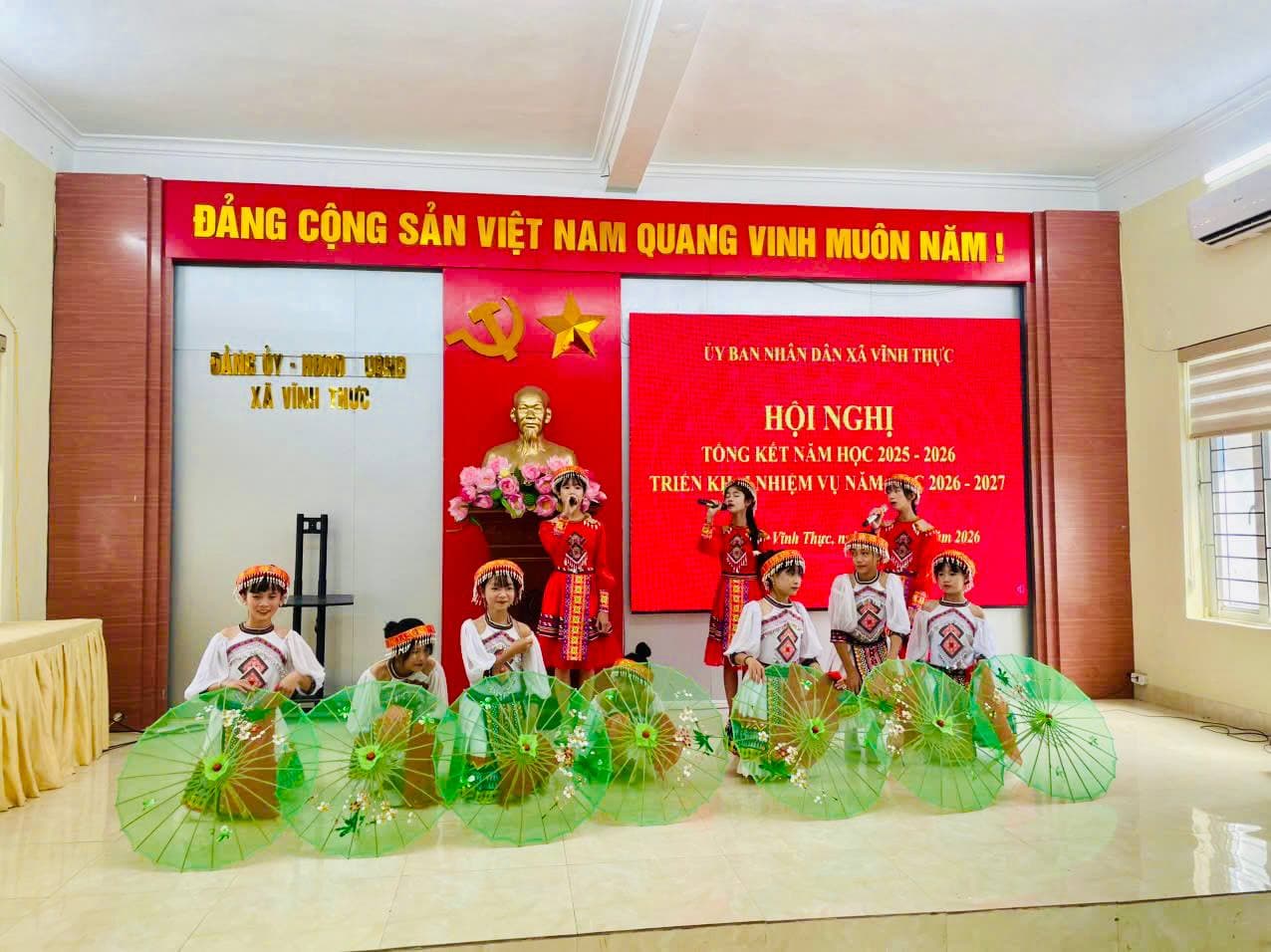 Tiết mục múa của học sinh trên sân khấu hội nghị