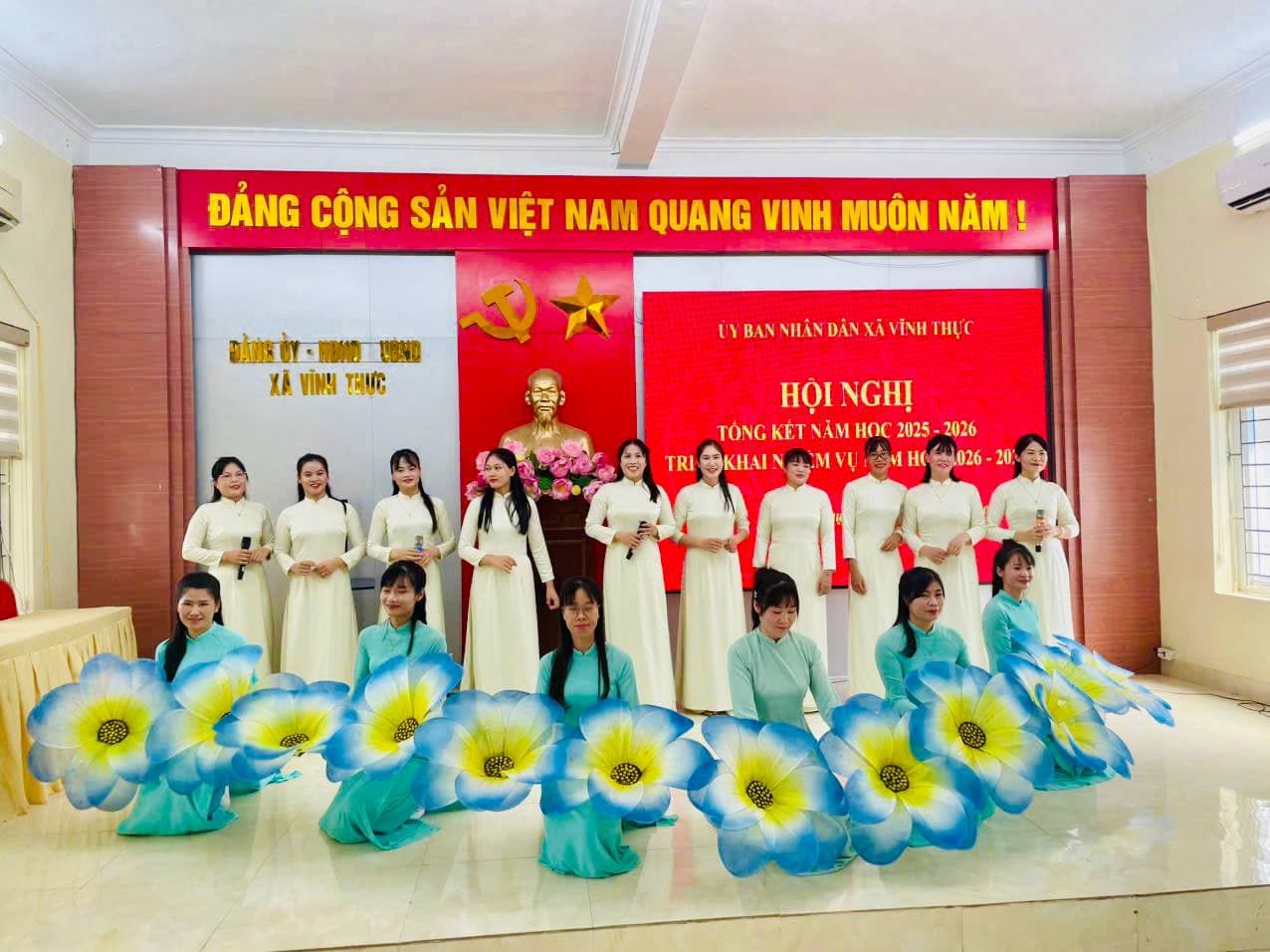 Tiết mục văn nghệ áo dài truyền thống tại hội nghị