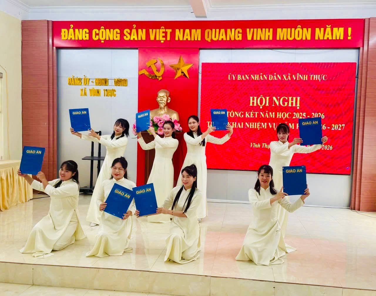 Tiết mục múa trên sân khấu hội nghị tổng kết