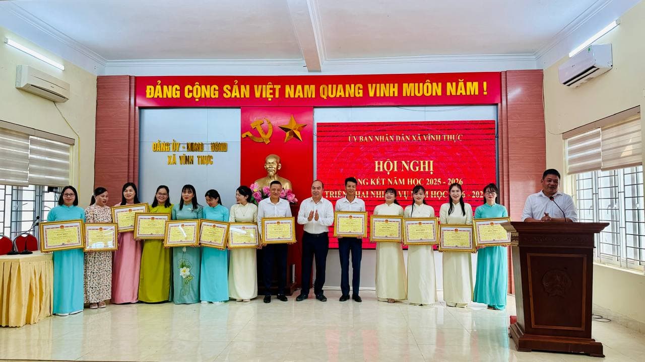 Trao tặng giấy khen tại hội nghị tổng kết năm học 2025–2026