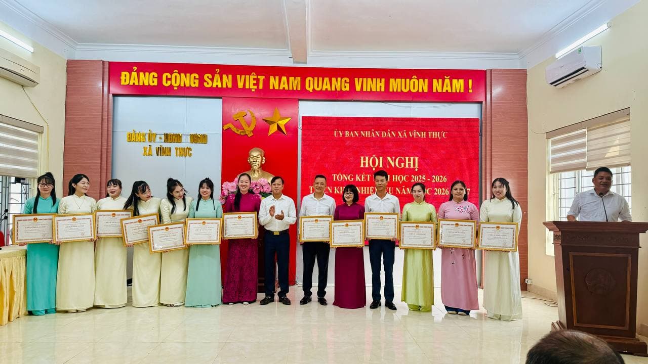 Trao giấy khen thành tích xuất sắc tại hội nghị tổng kết năm học
