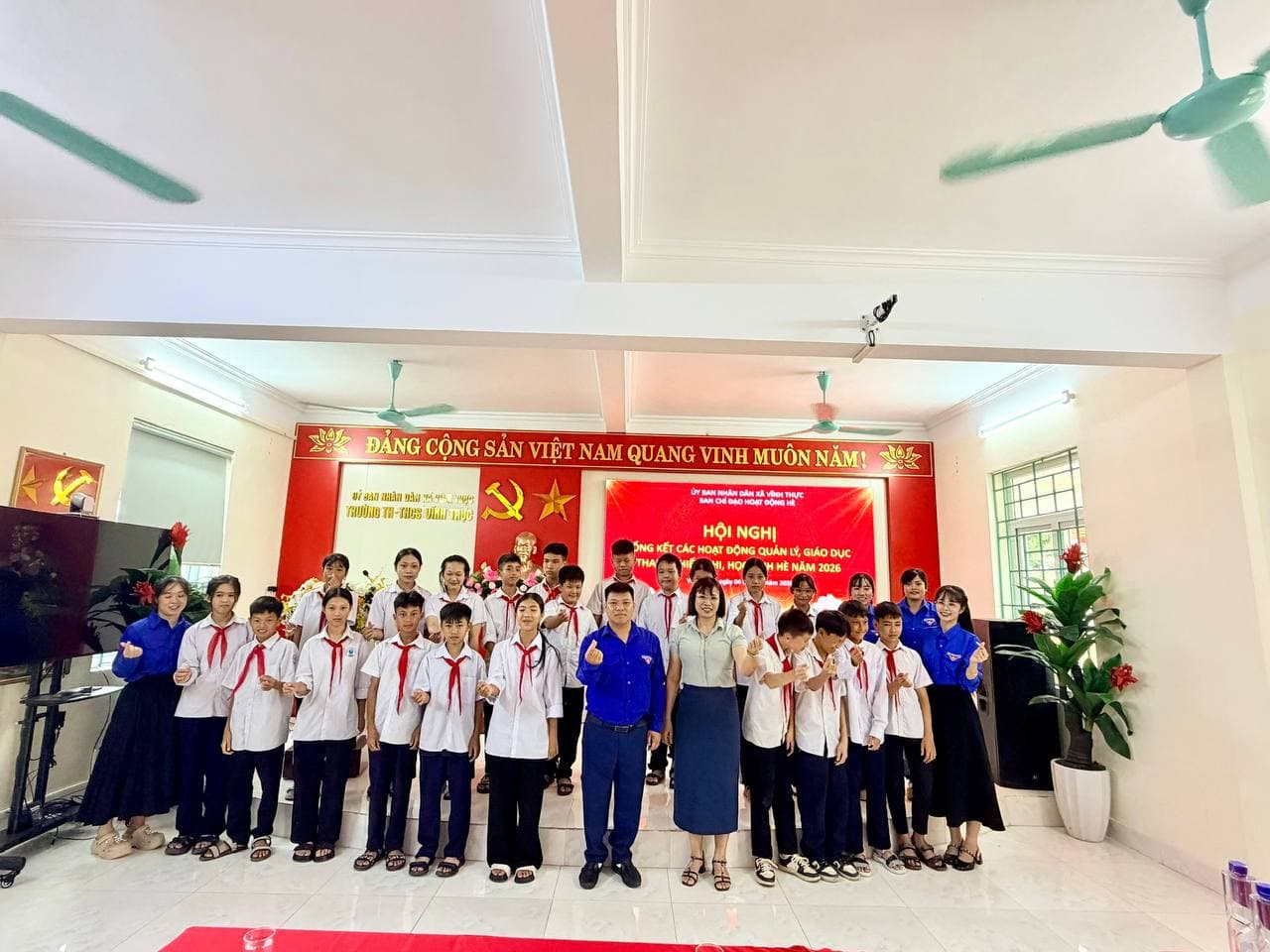 Đại biểu và học sinh chụp ảnh tập thể tại hội nghị tổng kết hoạt động hè năm 2026